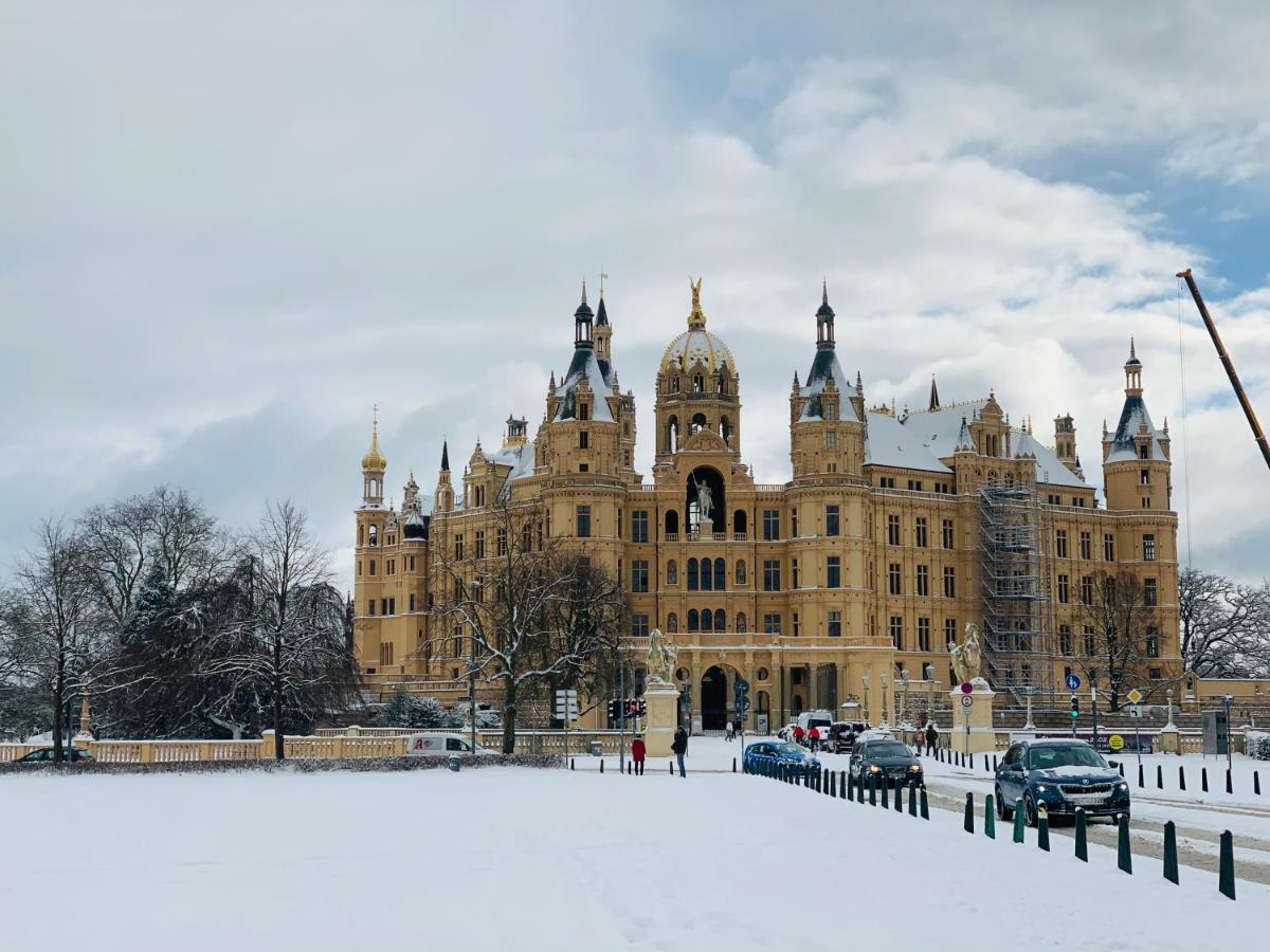 Zum Weissen Haus Hotel Schwerin  Buitenkant foto